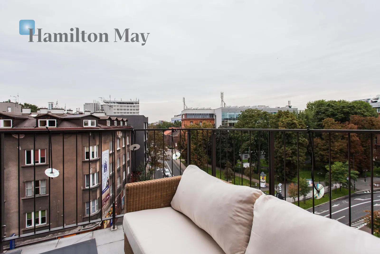 Street: Szlak Region: Stare Miasto Distance to centre: 1 km Level: 5 - slider