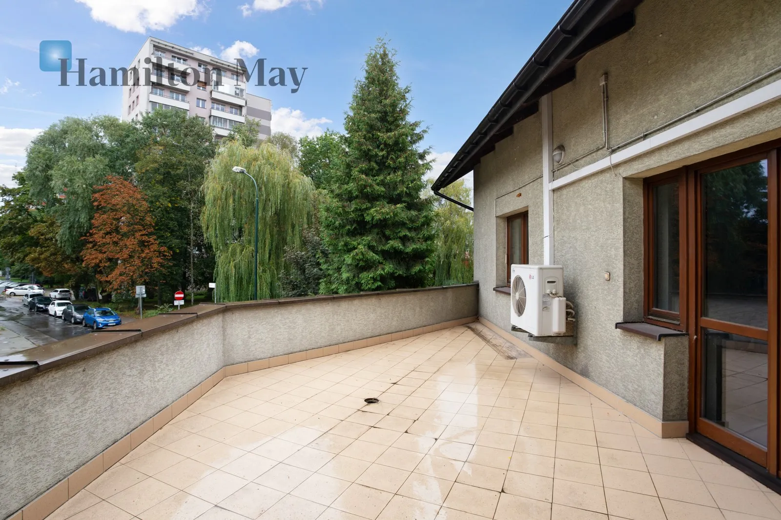 Distance to centre: 1 km Level: 1 Price: 6500 PLN Bedrooms: 0 Bathrooms: 0 - slider