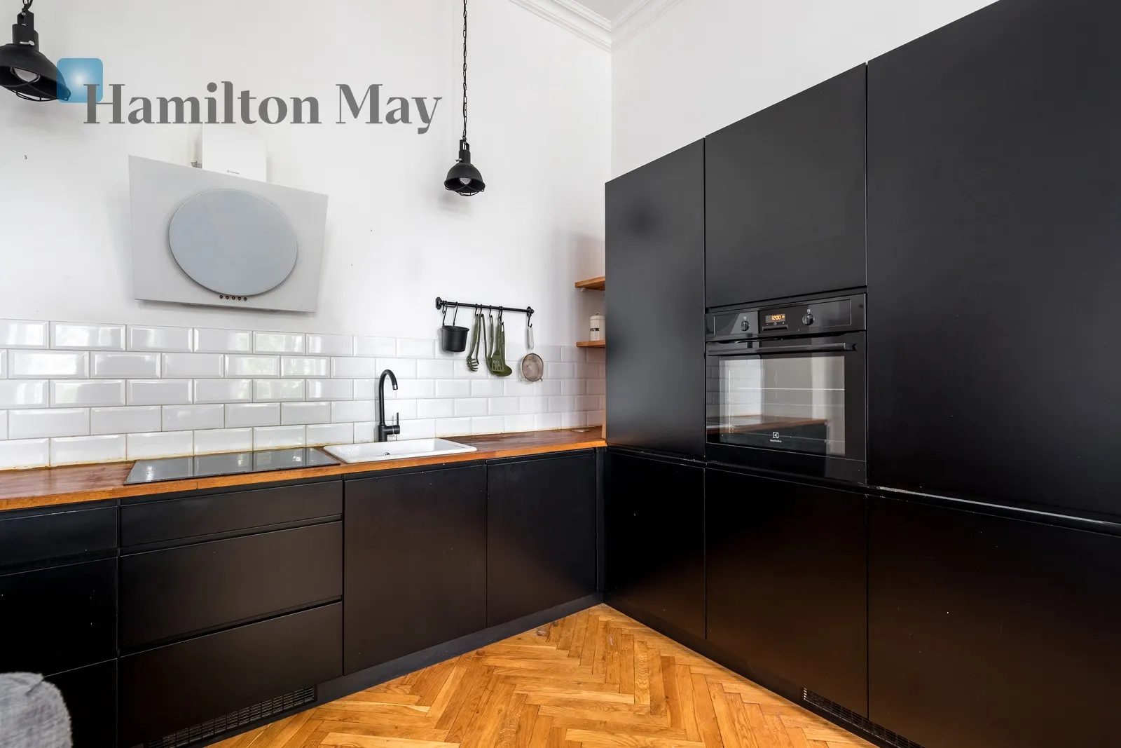 Region: Stare Miasto Subregion: Piasek Distance to centre: 1.07 km Level: 1 Price: 5000 PLN Bedrooms: 2 Bathrooms: 1 - slider