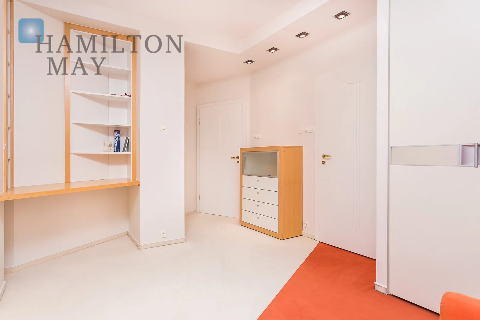 Unique apartment right by the Europejski Square - slider