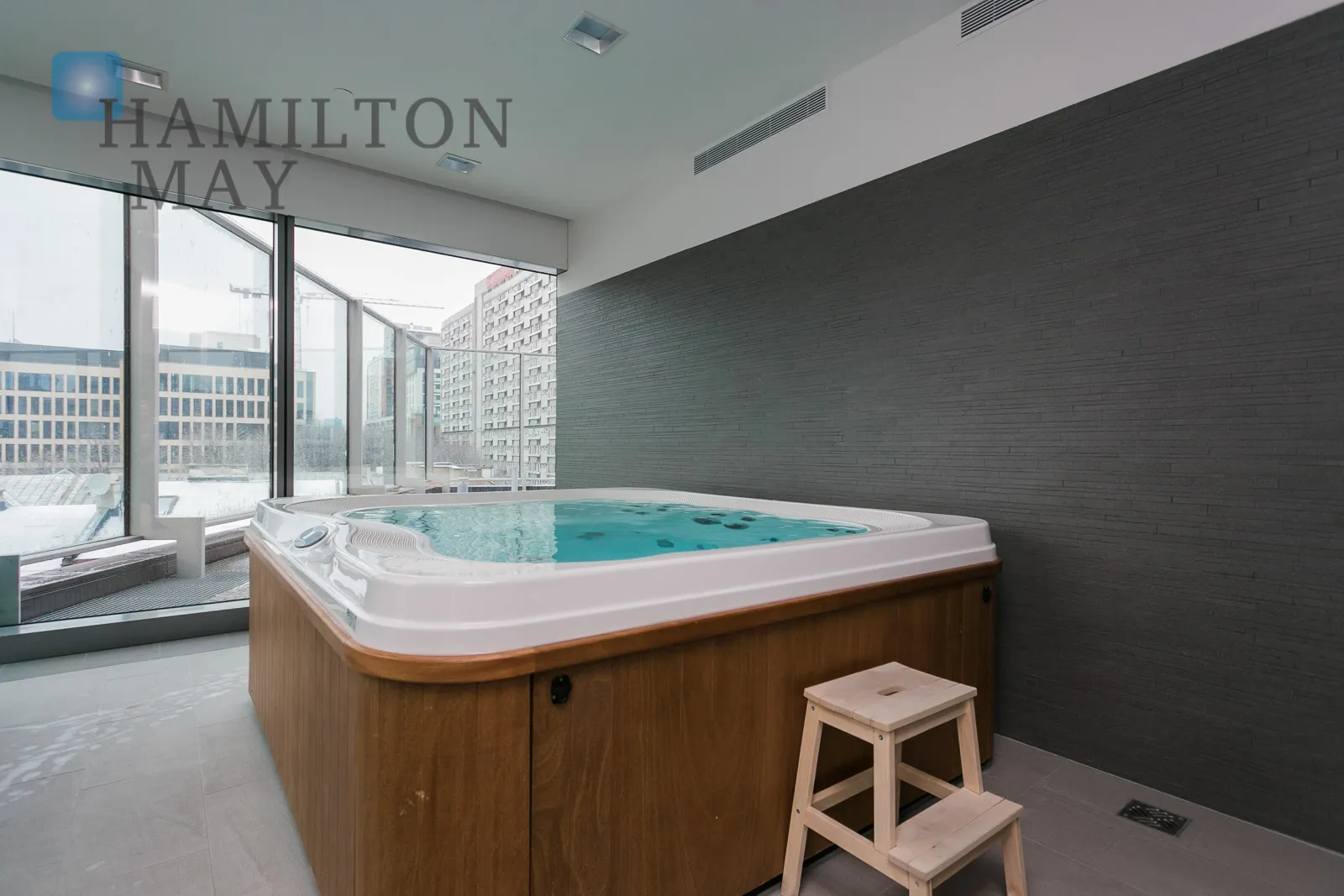 Dwupokojowy apartament w Cosmopolitan Tower z widokiem na pl. Grzybowski - slider