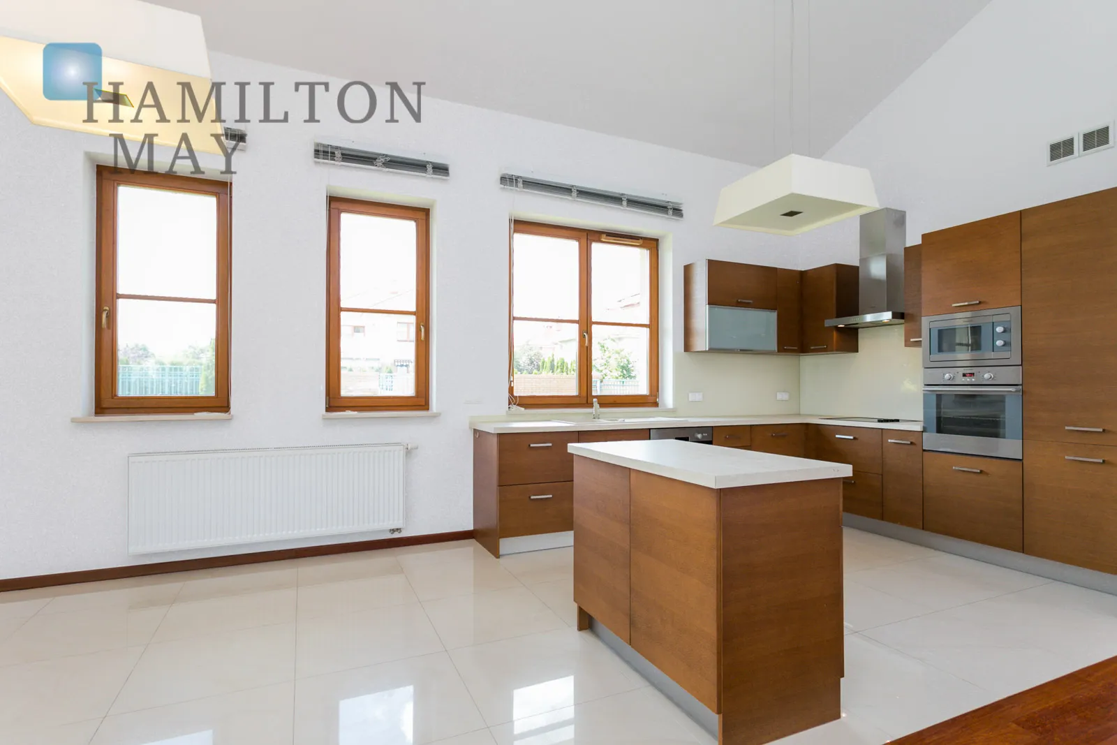 Street: Aleja Lema Region: Bielawa Distance to centre: 15.15 km Level: -9 Price: 5500000 PLN Bedrooms: 5 Bathrooms: 4 Plot size: 1100m2 - slider