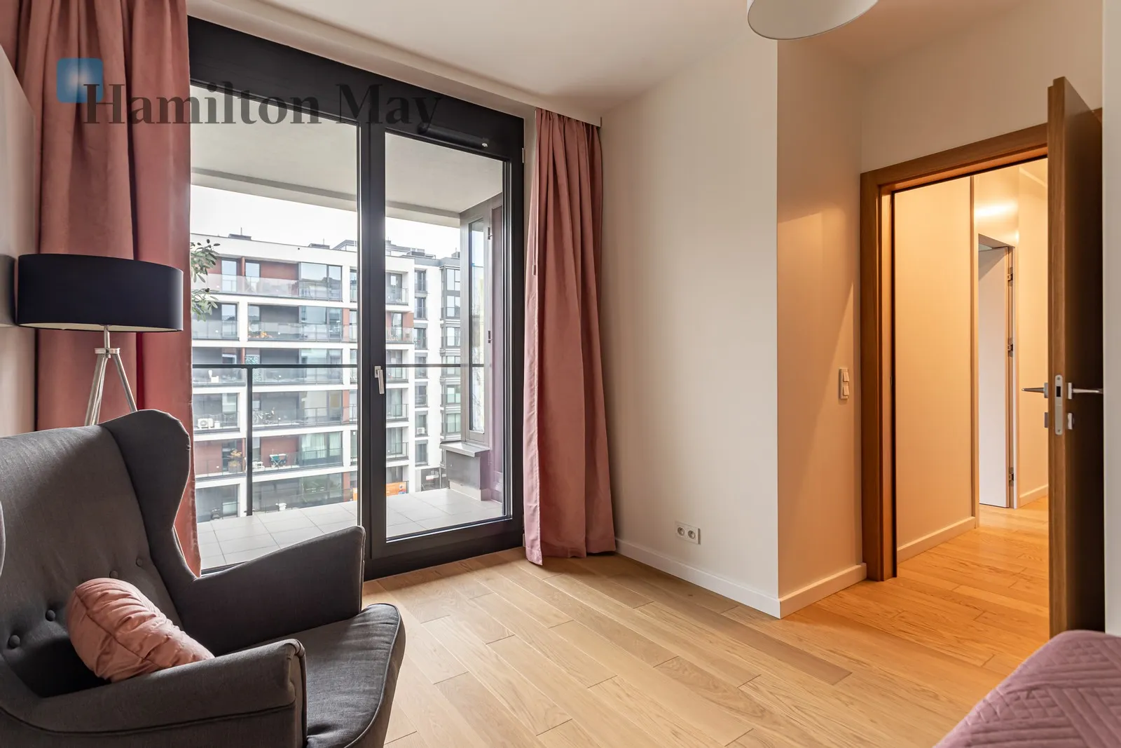 Region: Żoliborz Distance to centre: 4.24 km Level: 4 Price: 9000 PLN Bedrooms: 3 Bathrooms: 2 Size: 95m2 - slider