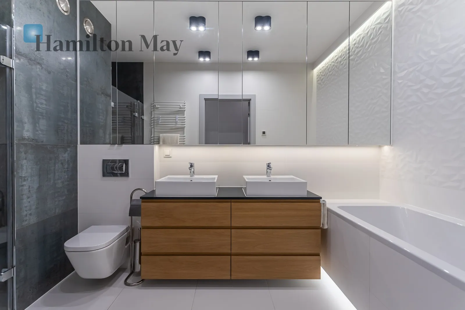 Distance to centre: 4.24 km Level: 4 Price: 9000 PLN Bedrooms: 3 Bathrooms: 2 Size: 95m2 - slider