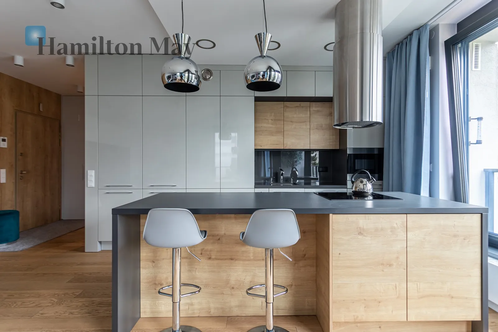 Street: Ludwika Rydygiera Region: Żoliborz Distance to centre: 4.24 km Level: 4 Price: 9000 PLN Bedrooms: 3 Bathrooms: 2 Size: 95m2 - slider