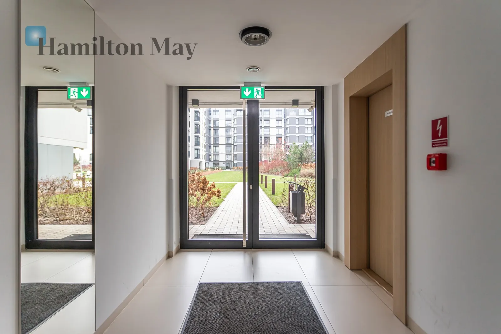 Distance to centre: 4.24 km Level: 4 Price: 9000 PLN Bedrooms: 3 - slider