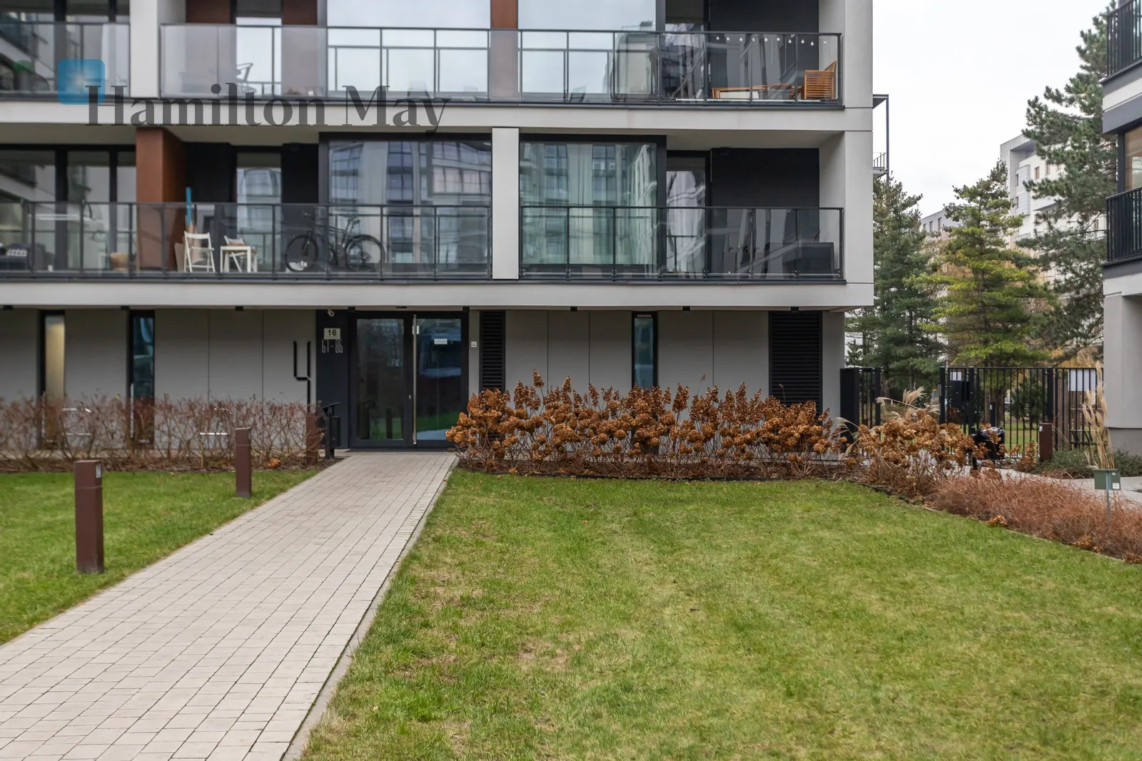 Level: 4 Price: 9000 PLN Bedrooms: 3 Bathrooms: 2 - slider