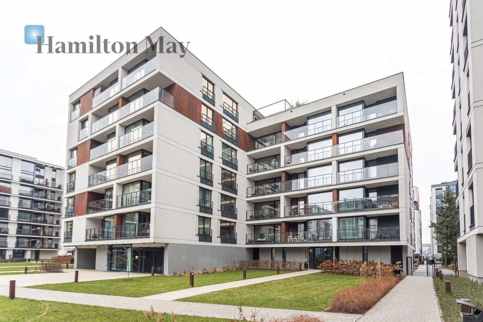 Price: 9000 PLN Bedrooms: 3 Bathrooms: 2 Size: 95m2 - slider
