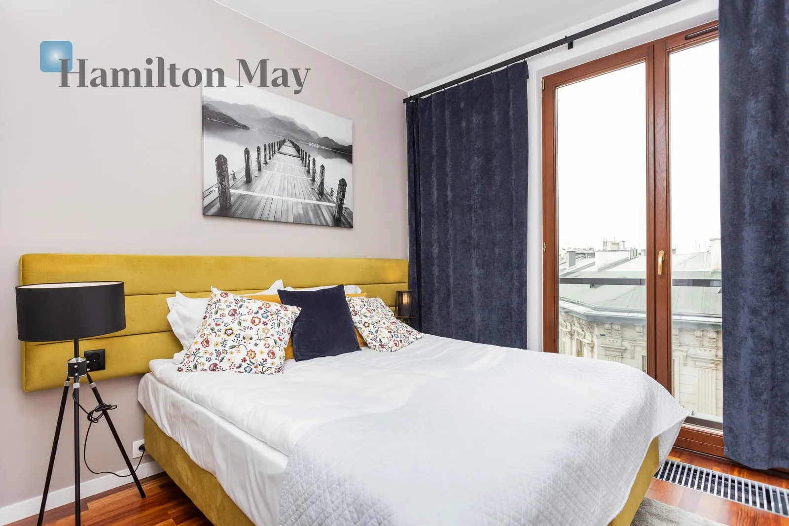 City: Kraków Street: Krzywa  Region: Stare Miasto Distance to centre: 0.7 km Level: 5 Price: 6000 PLN - slider