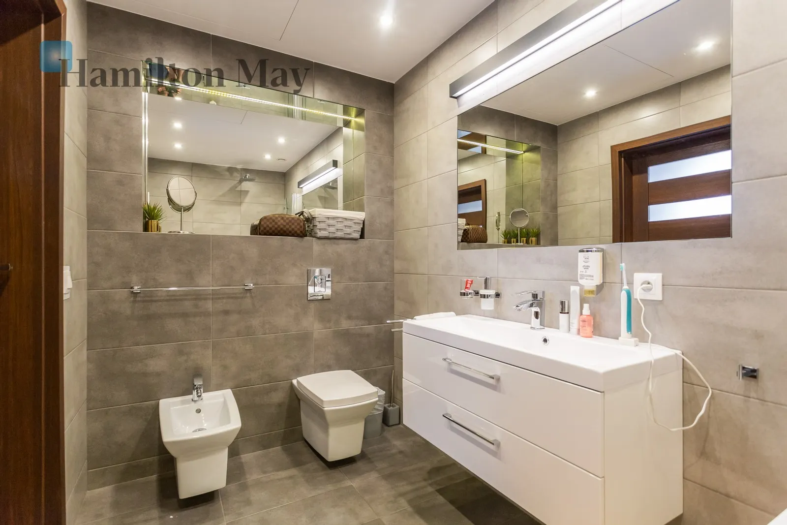 Street: Krzywa  Region: Stare Miasto Distance to centre: 0.7 km Level: 5 Price: 6000 PLN - slider