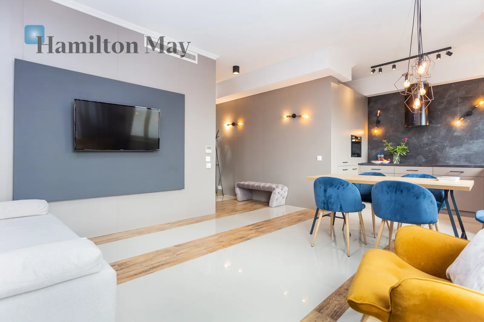 Street: Krzywa  Region: Stare Miasto Distance to centre: 0.7 km Level: 5 Price: 6000 PLN Bedrooms: 2 Bathrooms: 2 Size: 70m2 Price/m2: 86 PLN - slider