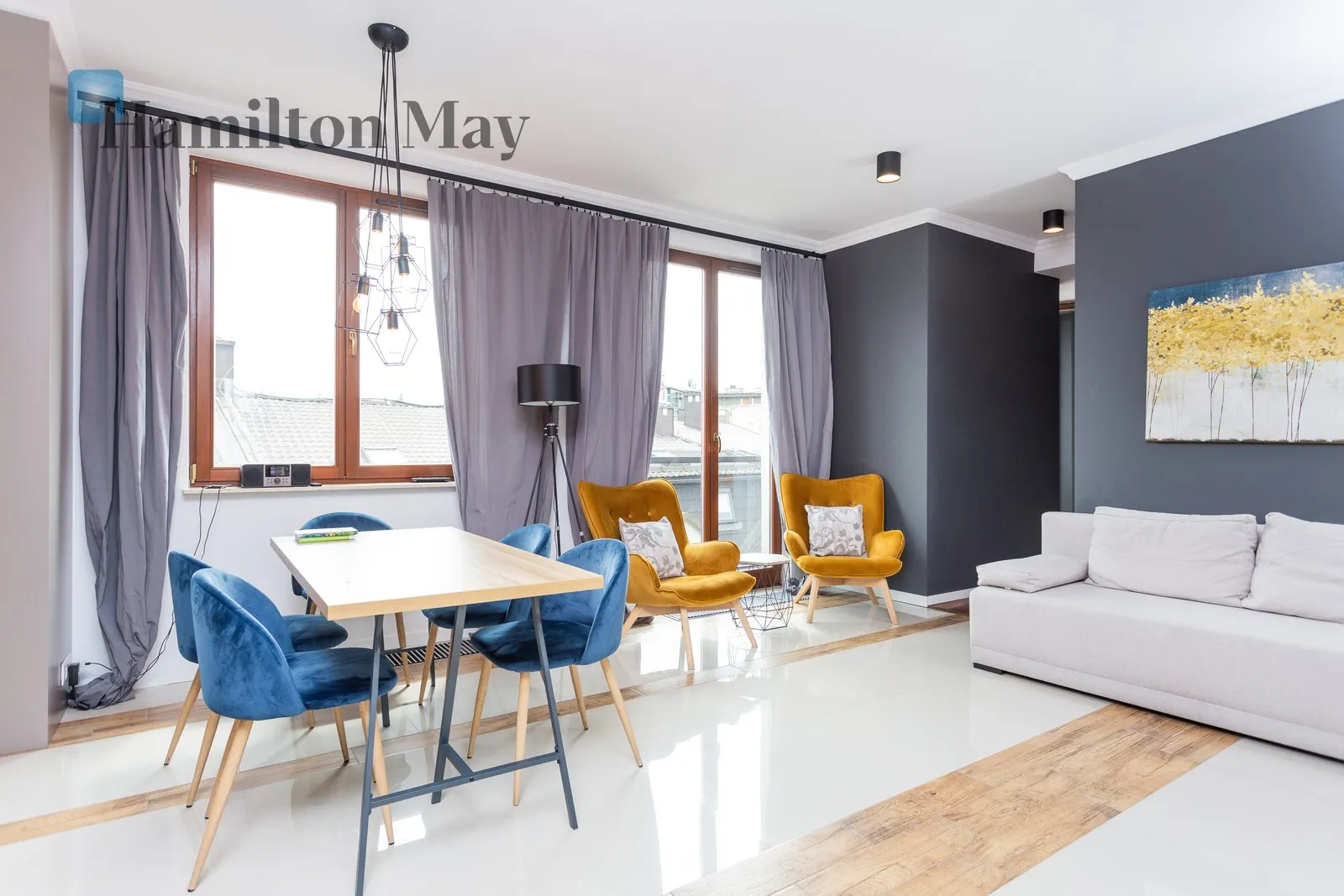 City: Kraków Street: Krzywa  Region: Stare Miasto Distance to centre: 0.7 km Level: 5 Price: 6000 PLN Bedrooms: 2 Bathrooms: 2 - slider