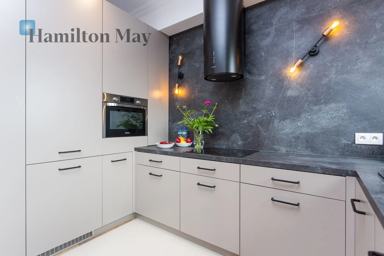 City: Kraków Street: Krzywa  Region: Stare Miasto Distance to centre: 0.7 km Level: 5 Price: 6000 PLN Bedrooms: 2 - slider