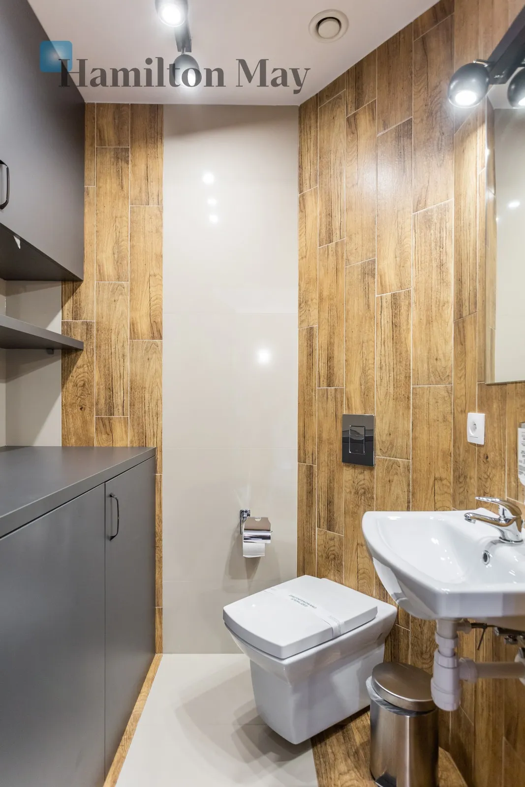 Street: Krzywa  Region: Stare Miasto Distance to centre: 0.7 km Level: 5 Price: 6000 PLN Bedrooms: 2 - slider