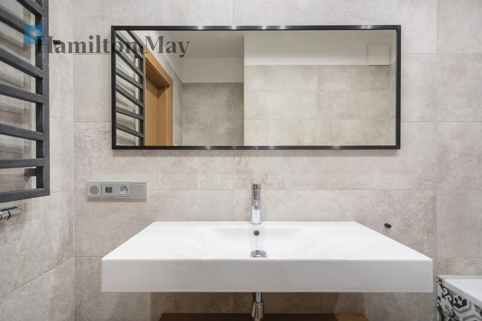 Distance to centre: 1.28 km Level: 4 Price: 6500 PLN Bedrooms: 2 Bathrooms: 2 - slider