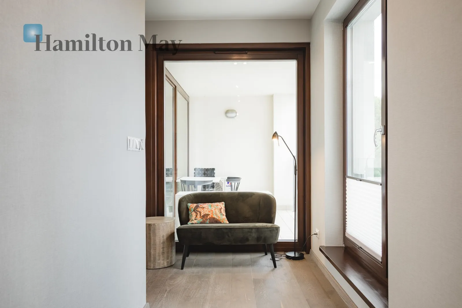 Level: 4 Price: 6500 PLN Bedrooms: 2 Bathrooms: 2 Size: 91m2 - slider