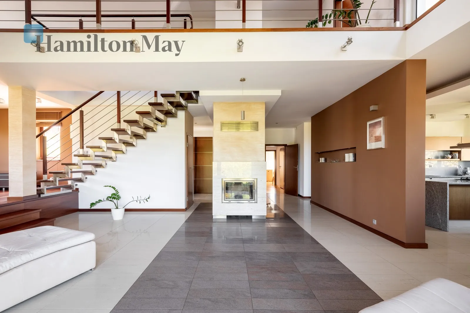 Street: Graniczna Region: Michałowice Distance to centre: 10.16 km Price: 3700000 PLN Bedrooms: 4 Bathrooms: 2 Plot size: 1700m2 - slider