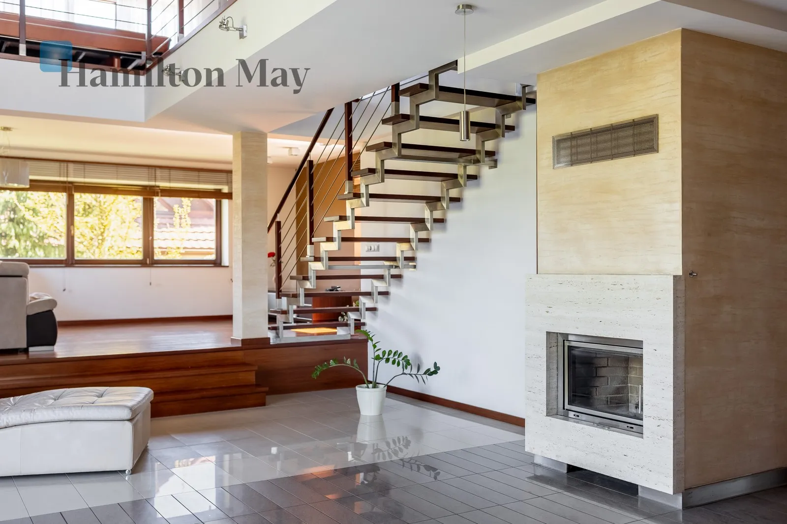 Distance to centre: 10.16 km Price: 3700000 PLN Bedrooms: 4 Bathrooms: 2 Plot size: 1700m2 Price/m2: 9737 PLN - slider