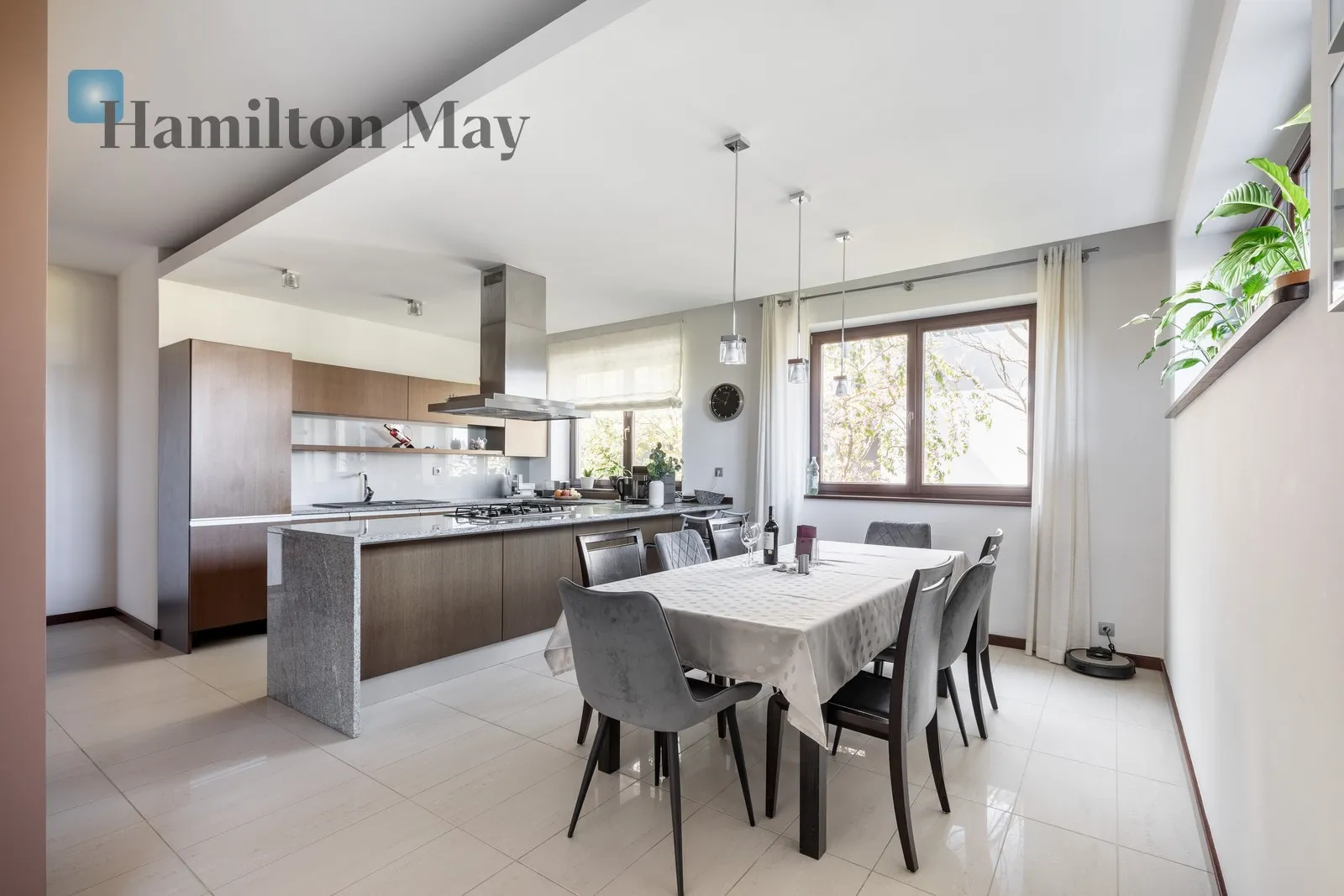 Region: Michałowice Distance to centre: 10.16 km Price: 3700000 PLN Bedrooms: 4 Bathrooms: 2 - slider