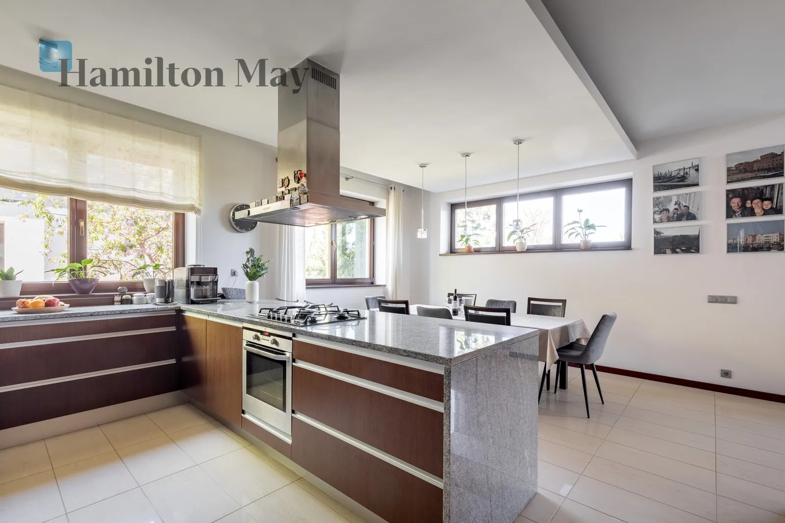 Distance to centre: 10.16 km Price: 3700000 PLN Bedrooms: 4 Bathrooms: 2 Plot size: 1700m2 - slider