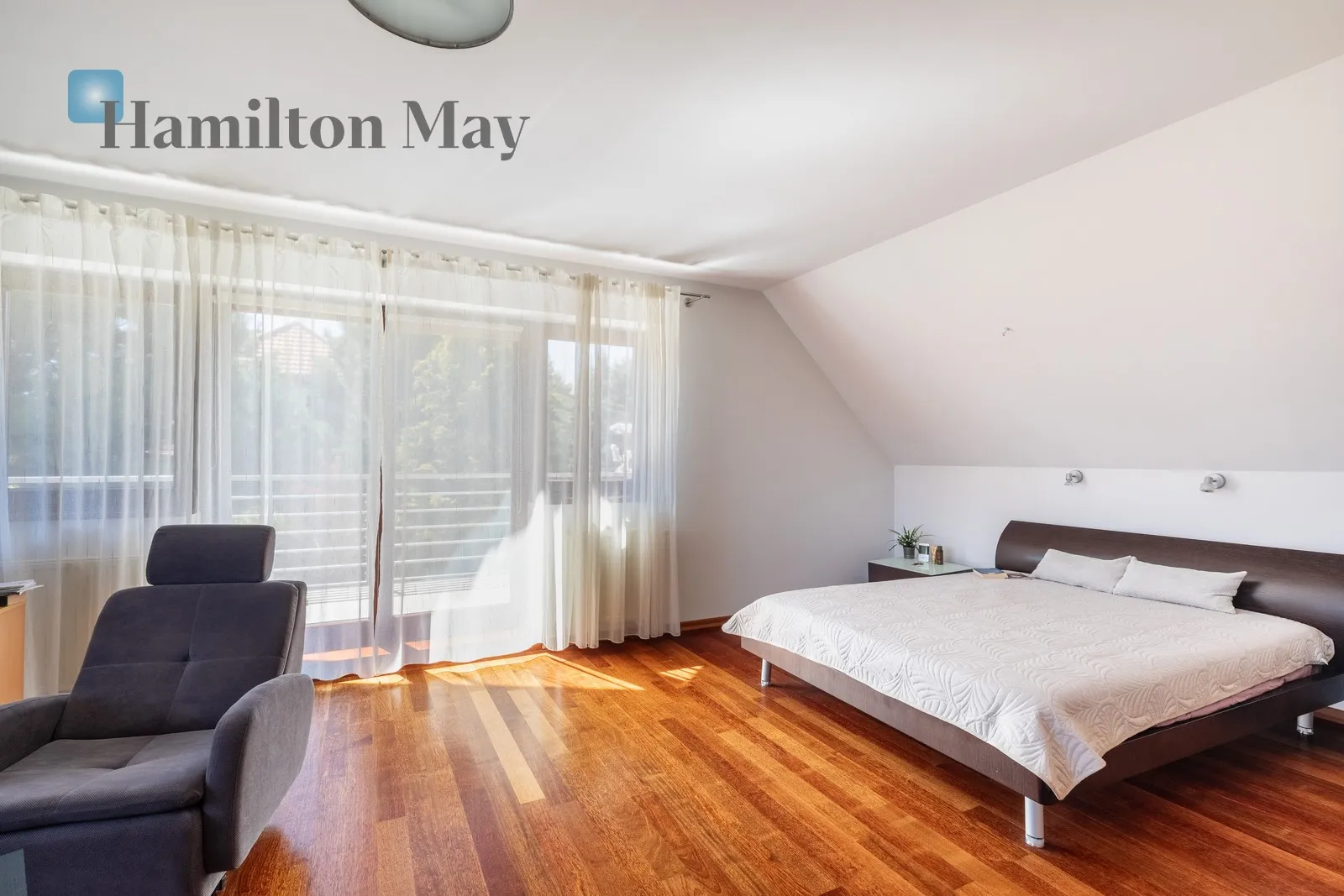 Distance to centre: 10.16 km Price: 3700000 PLN Bedrooms: 4 - slider