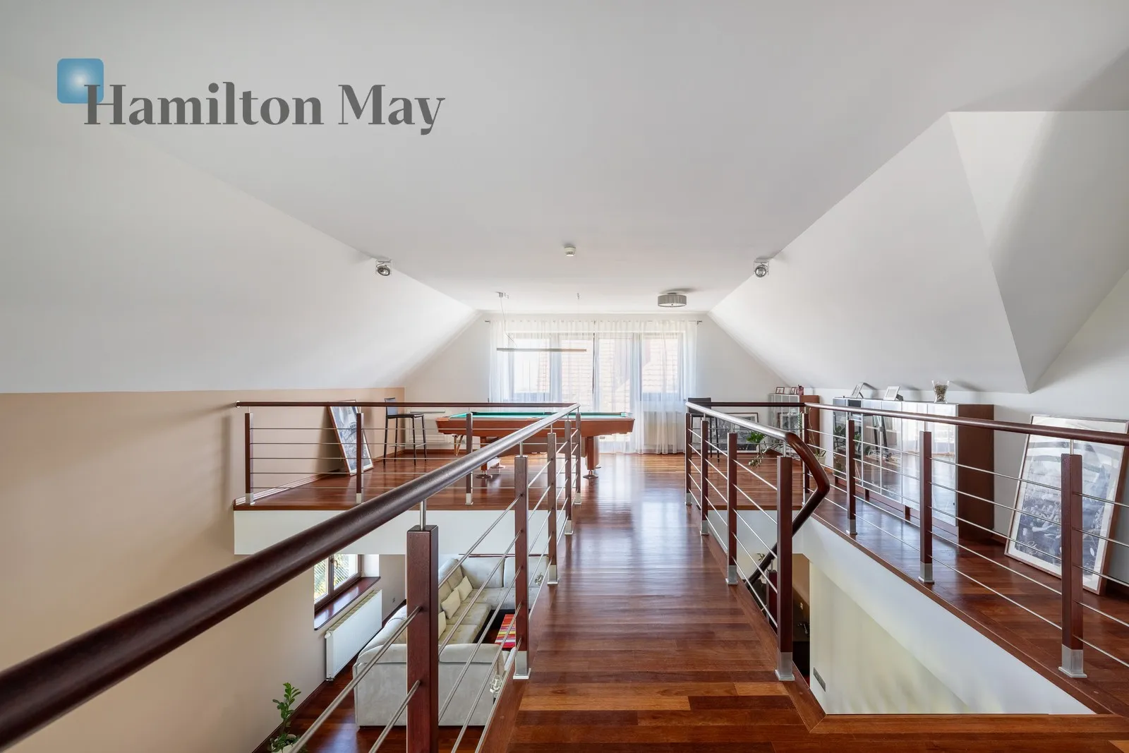 Street: Graniczna Region: Michałowice Distance to centre: 10.16 km Price: 3700000 PLN Bedrooms: 4 - slider