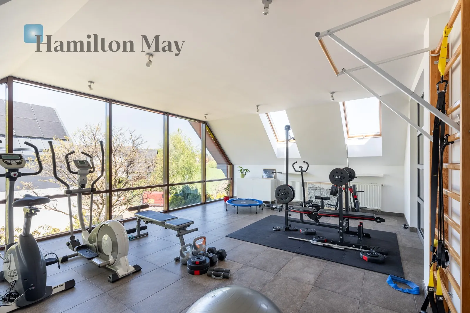 Distance to centre: 10.16 km Price: 3700000 PLN Bedrooms: 4 Bathrooms: 2 - slider