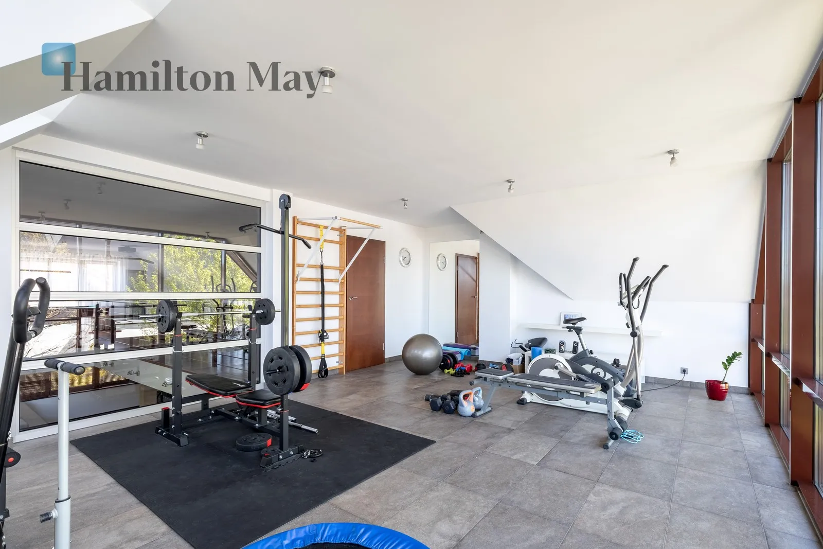 Price: 3700000 PLN Bedrooms: 4 Bathrooms: 2 Plot size: 1700m2 - slider