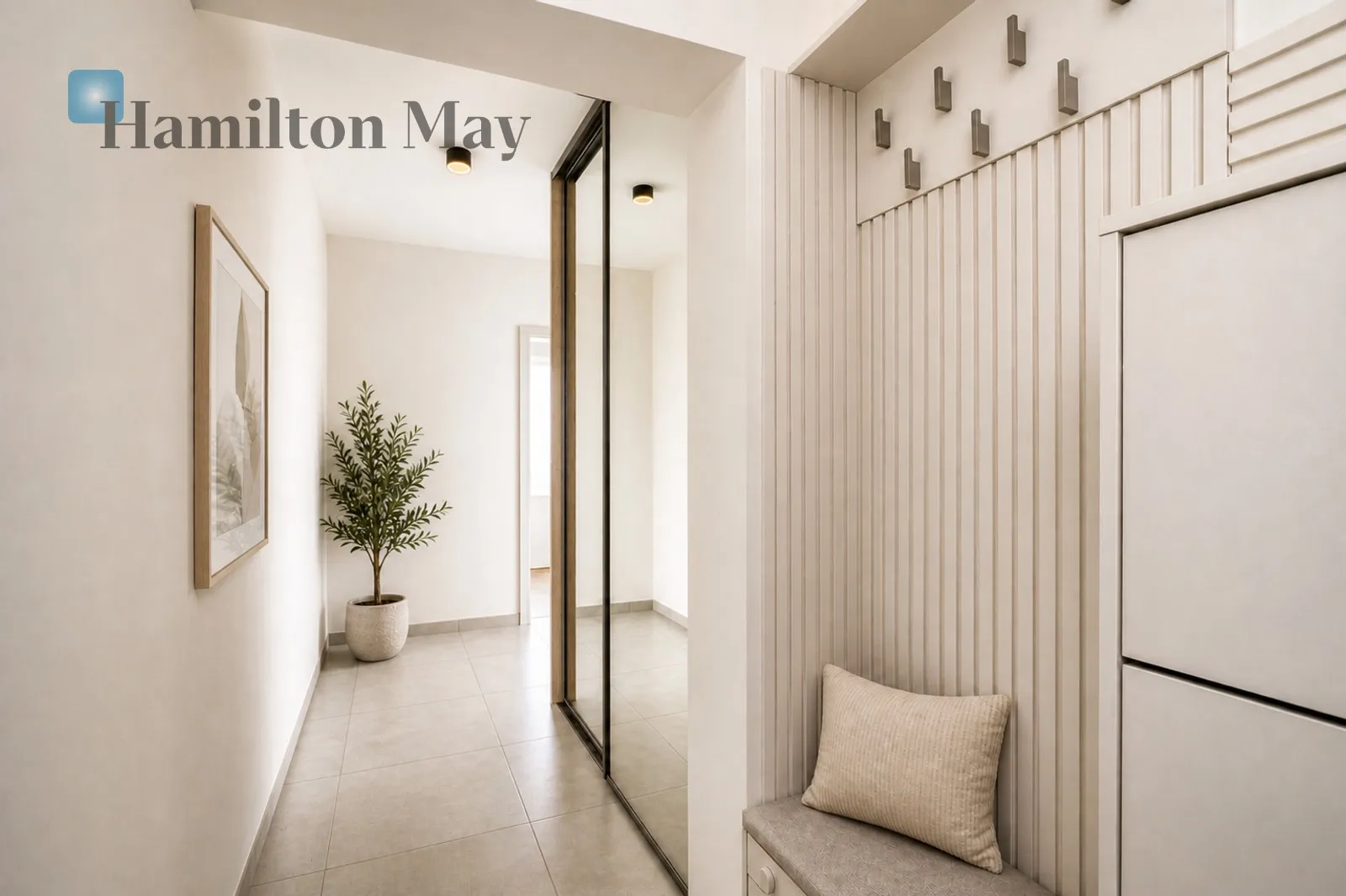 A cozy three-room apartment with a balcony in Podgórze - slider