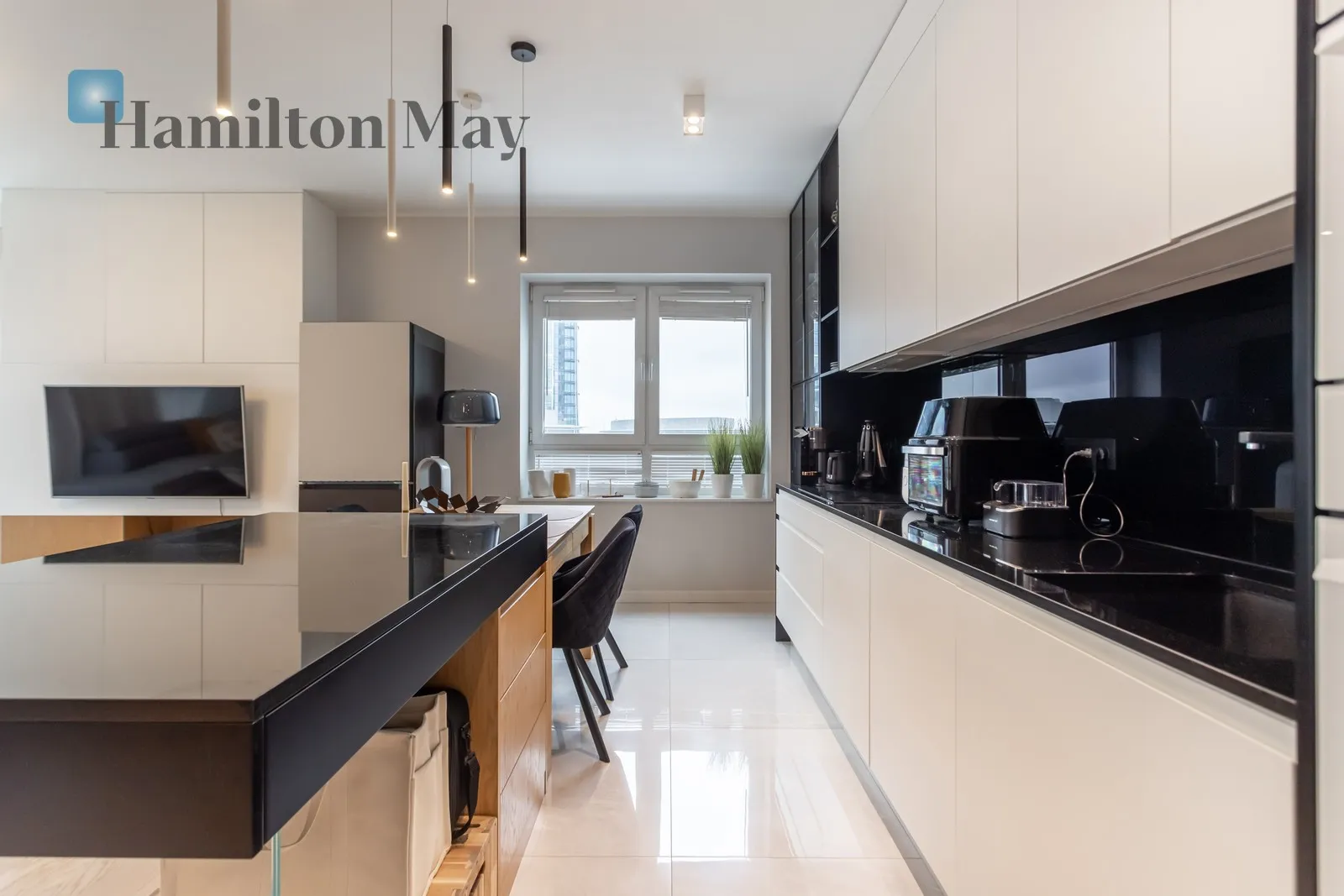City: Warszawa Street: Grzybowska Region: Wola Subregion: Mirów Distance to centre: 1.72 km Level: 15 Price: 11000 PLN Bedrooms: 3 - slider