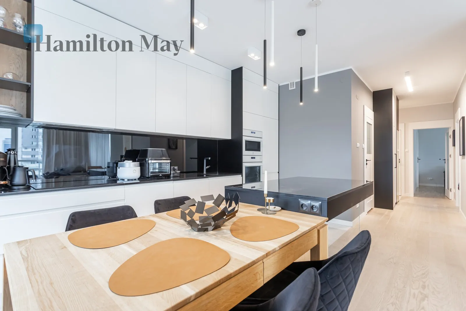 Region: Wola Subregion: Mirów Distance to centre: 1.72 km Level: 15 Price: 11000 PLN Bedrooms: 3 Bathrooms: 2 Size: 87m2 Price/m2: 126 PLN - slider