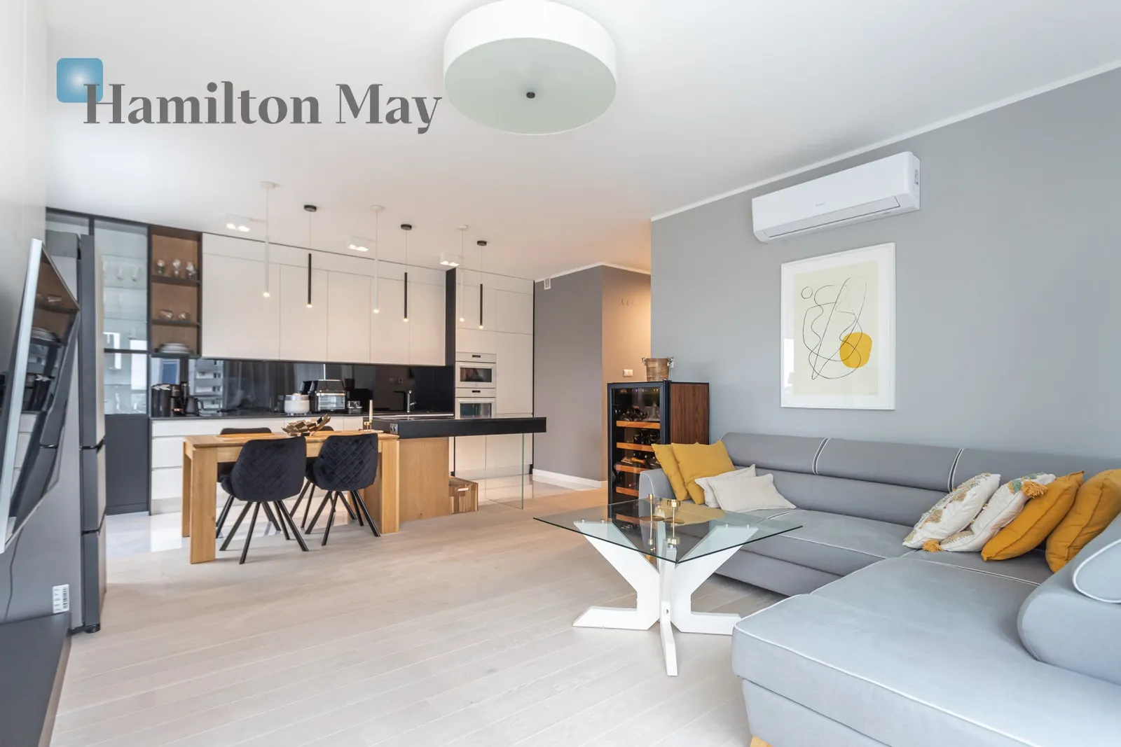 City: Warszawa Street: Grzybowska Region: Wola Subregion: Mirów Distance to centre: 1.72 km Level: 15 Price: 11000 PLN Bedrooms: 3 Bathrooms: 2 - slider