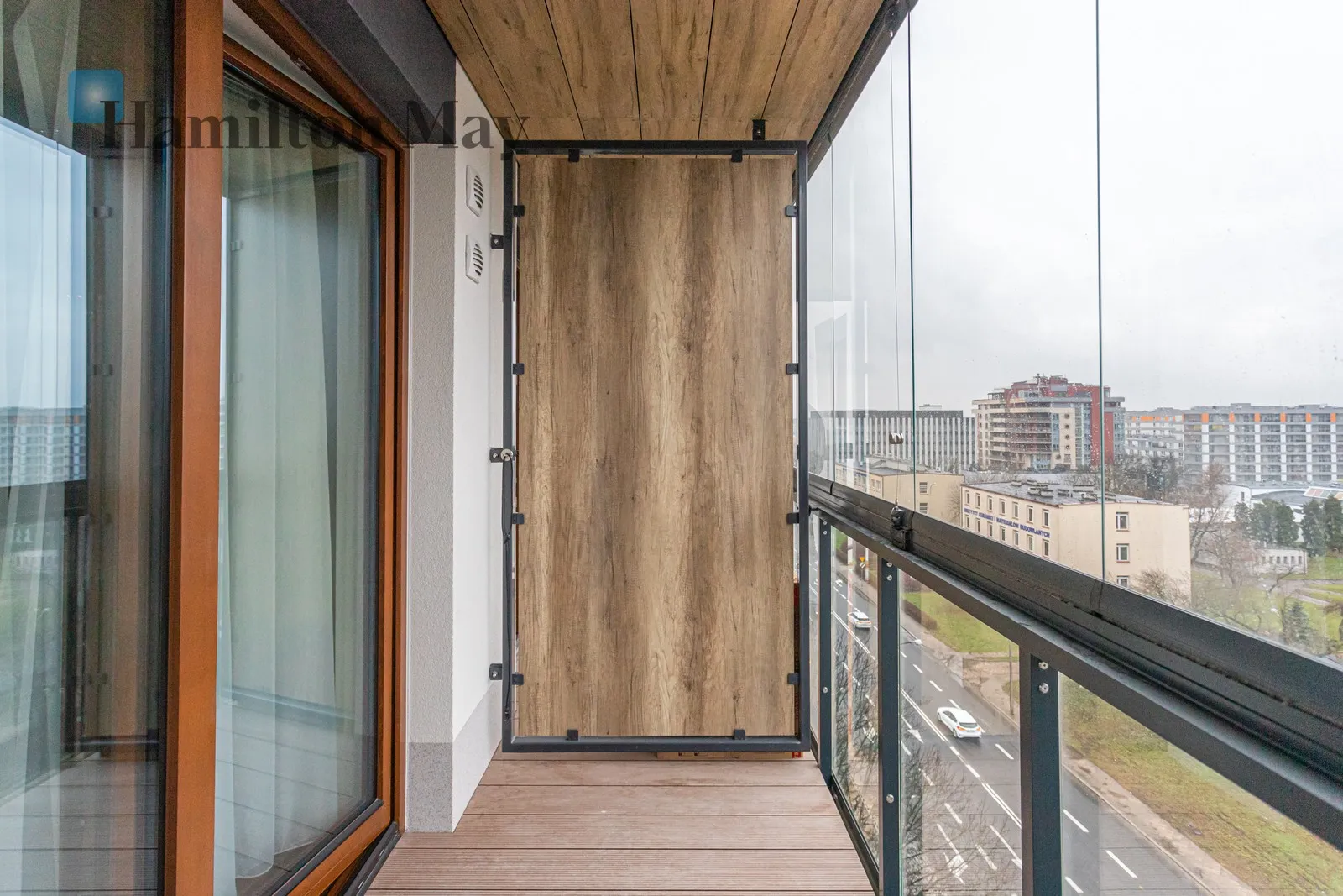 Distance to centre: 5.98 km Level: 7 Price: 6500 PLN Bedrooms: 2 Bathrooms: 2 Size: 72m2 - slider