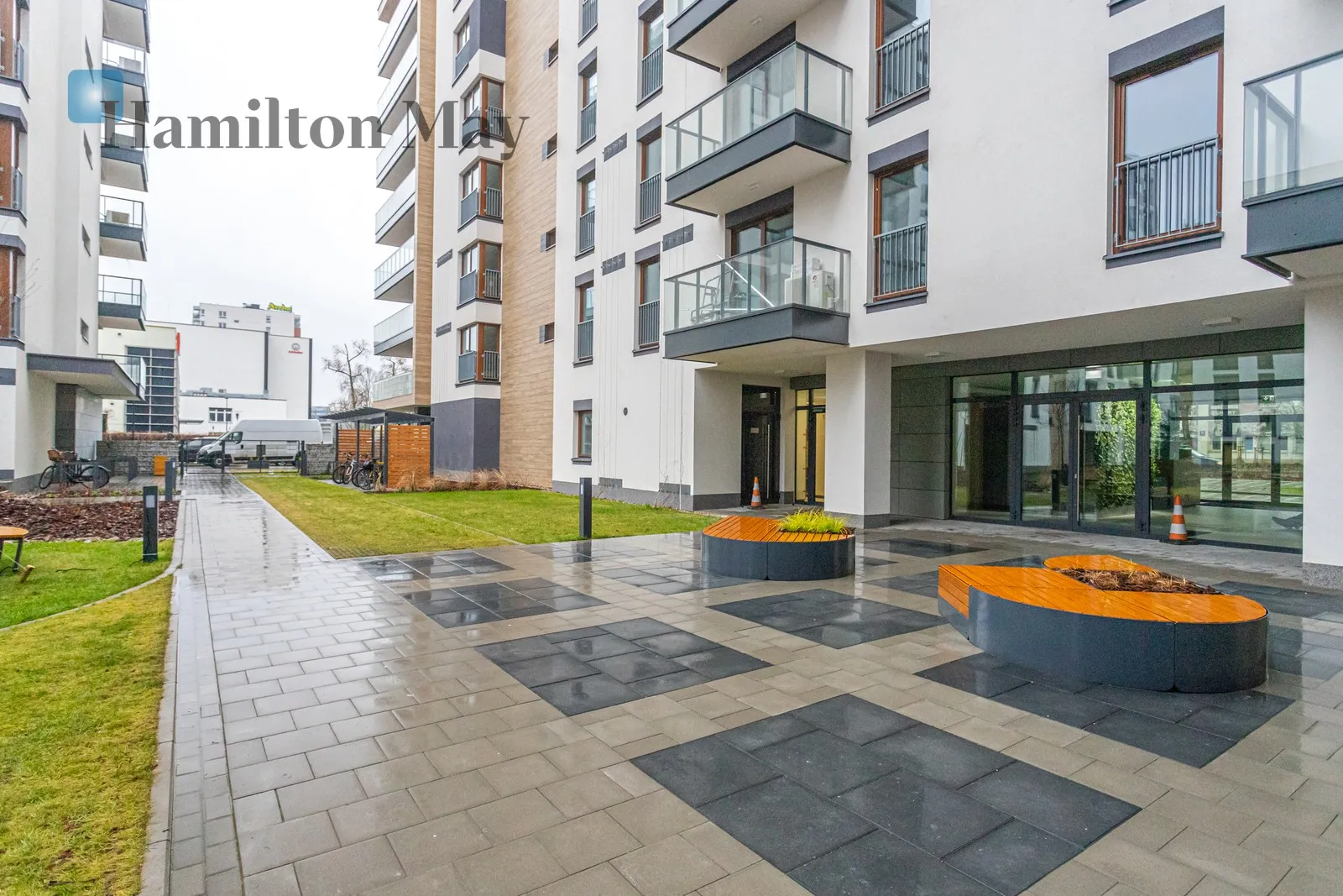 Level: 7 Price: 6500 PLN Bedrooms: 2 Bathrooms: 2 Size: 72m2 - slider