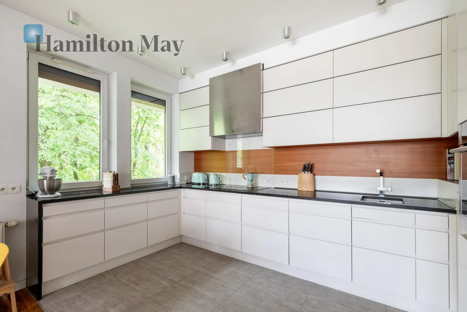 Distance to centre: 4.16 km Level: 2 Price: 4500 PLN Bedrooms: 2 Bathrooms: 1 Size: 72m2 - slider