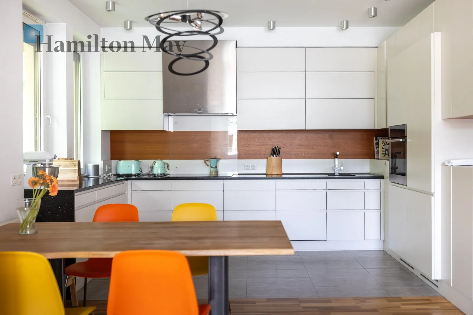 Distance to centre: 4.16 km Level: 2 Price: 4500 PLN Bedrooms: 2 Bathrooms: 1 - slider