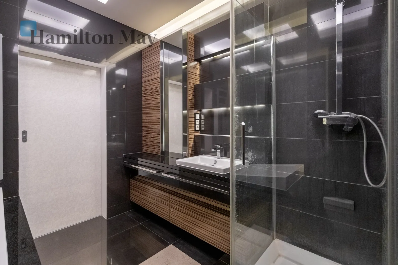 Level: 2 Price: 4500 PLN Bedrooms: 2 Bathrooms: 1 - slider
