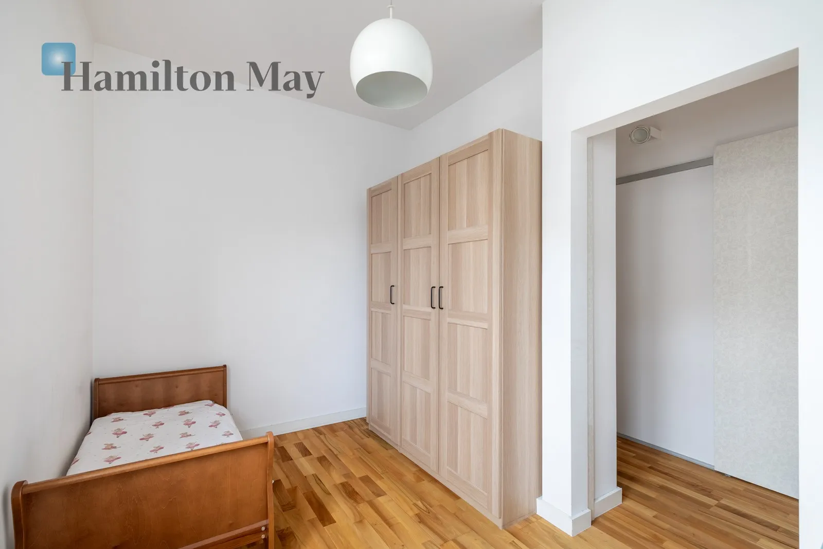 Price: 4500 PLN Bedrooms: 2 Bathrooms: 1 Size: 72m2 - slider