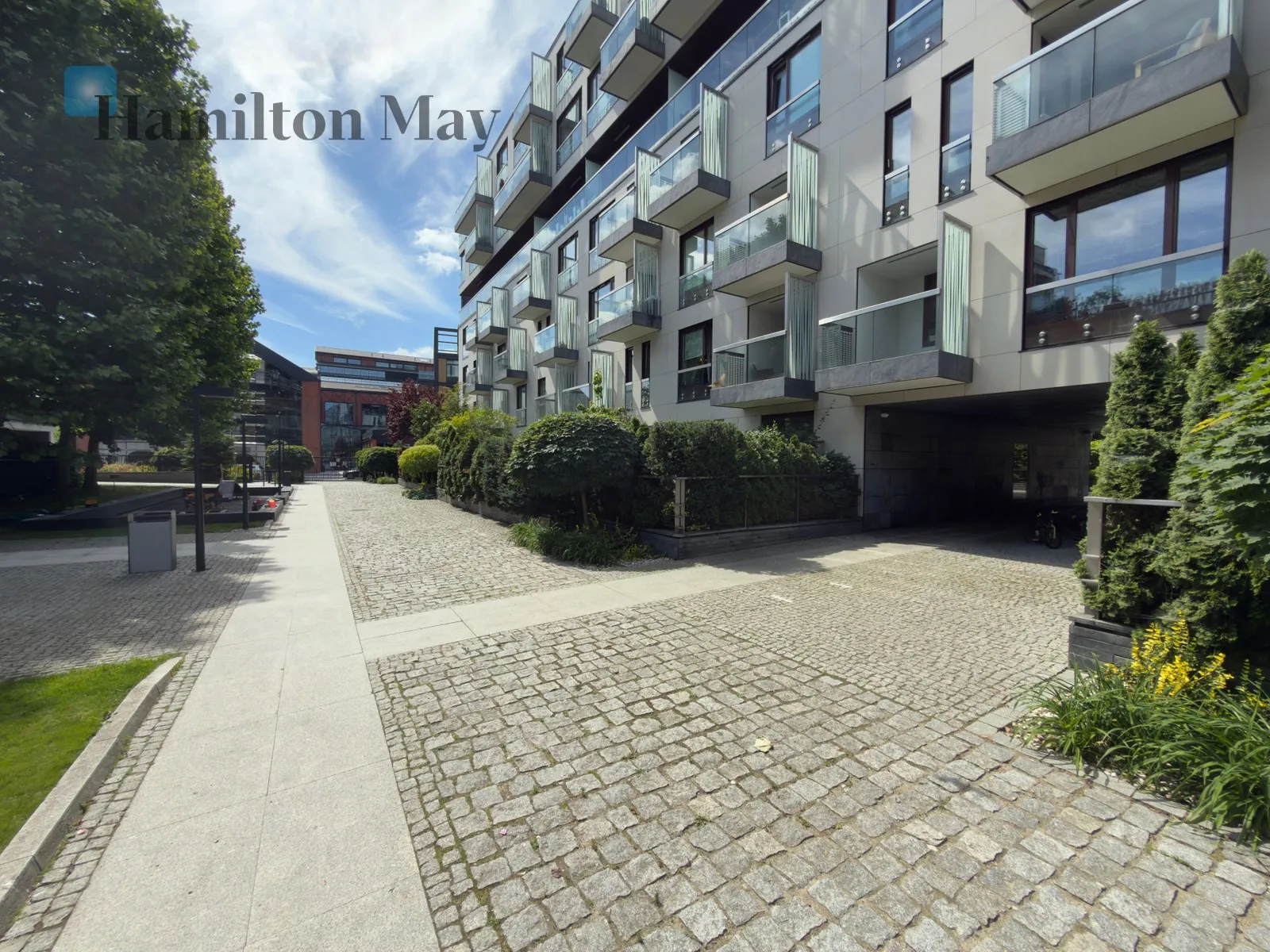 Distance to centre: 1.63 km Level: 1 Price: 12900 PLN Bedrooms: 2 Bathrooms: 1 Size: 90m2 - slider
