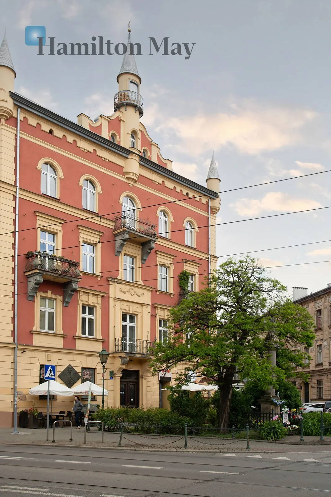 Світла, стильна студія з мезоніном у самому серці Старого міста – тихе місце поруч із Головною Ринковою площею - slider