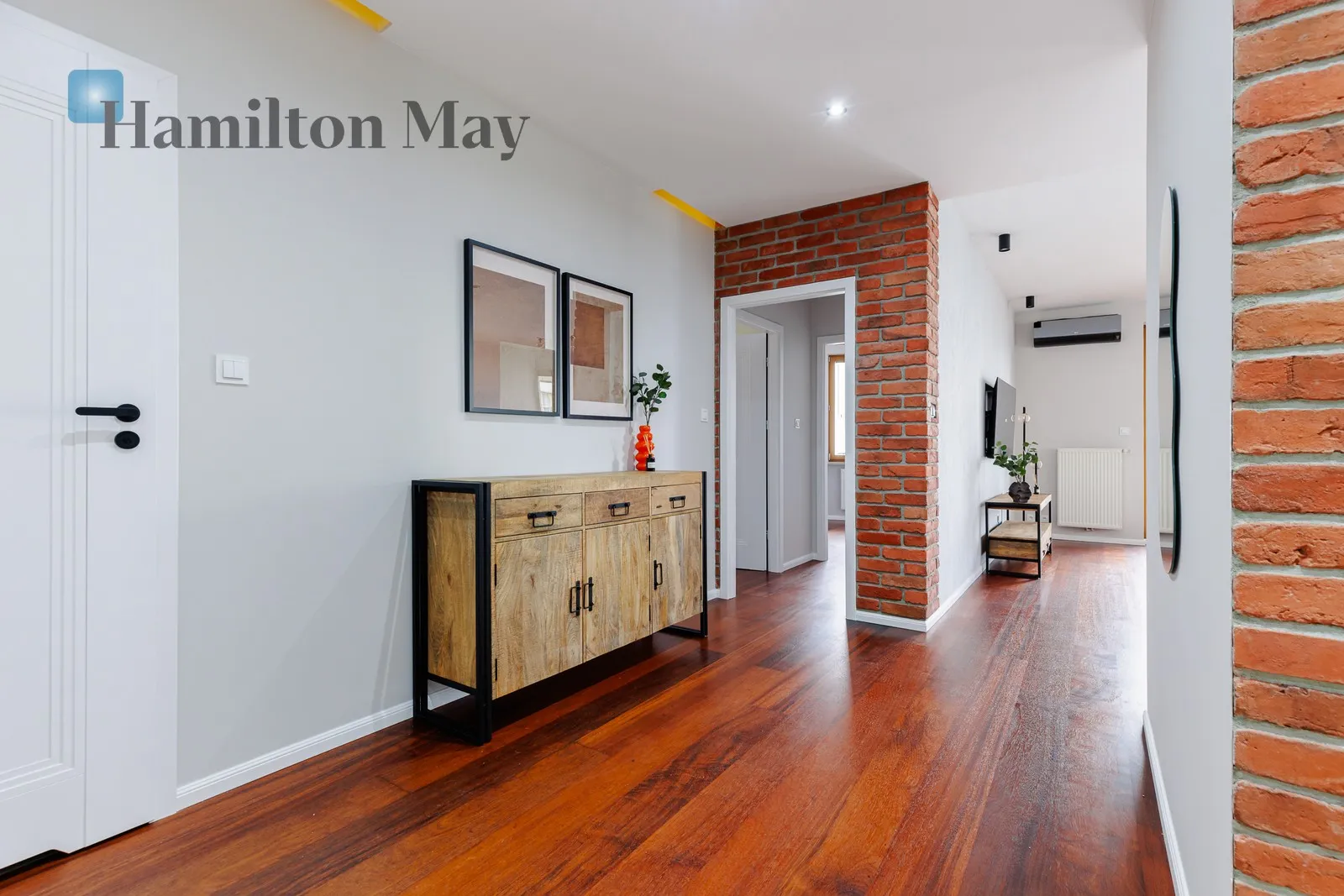 Distance to centre: 6.64 km Level: 2 Price: 7500 PLN Bedrooms: 2 Bathrooms: 1 Size: 82m2 Price/m2: 91 PLN - slider