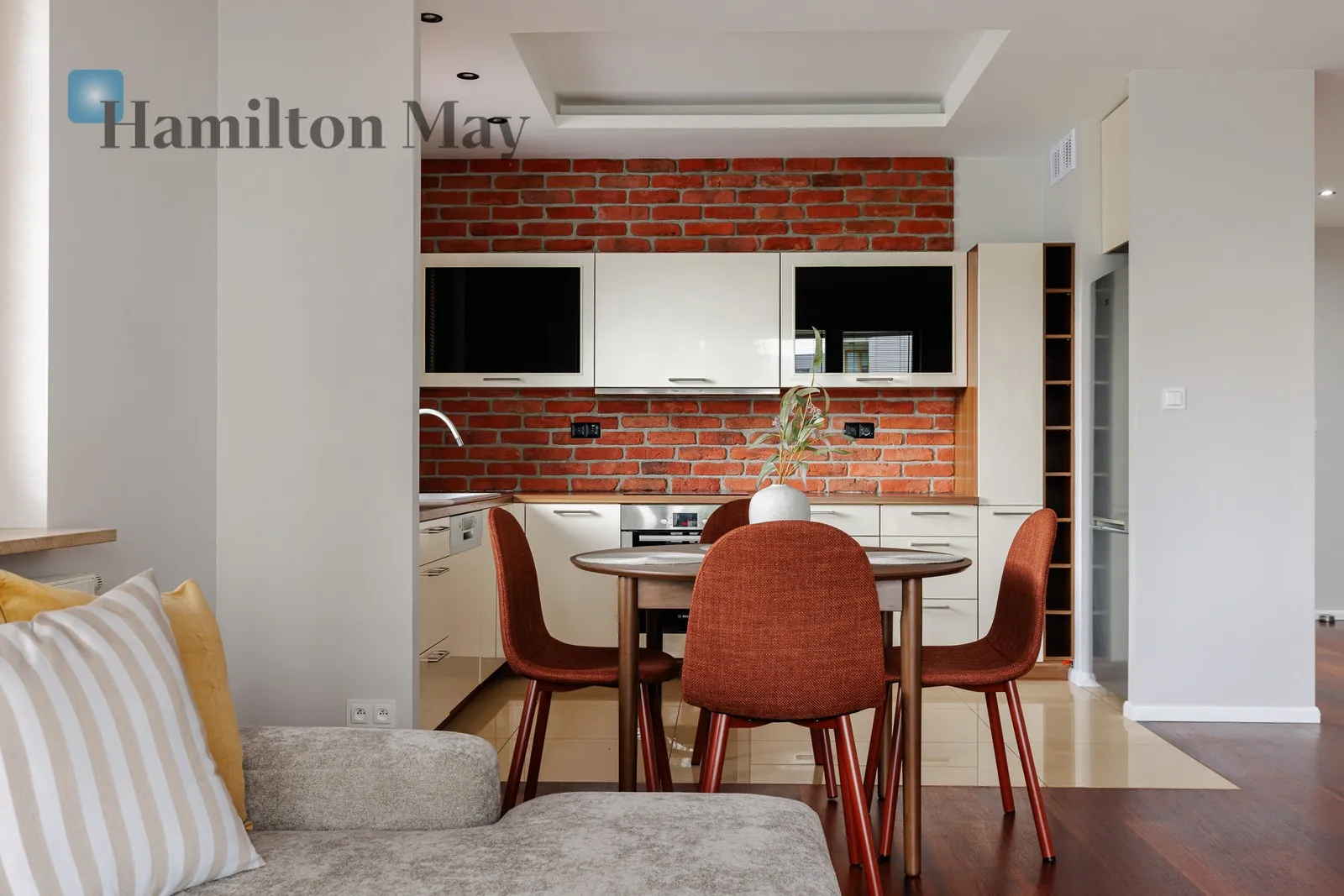 Region: Mokotów Subregion: Służewiec Distance to centre: 6.64 km Level: 2 Price: 7500 PLN Bedrooms: 2 Bathrooms: 1 Size: 82m2 Price/m2: 91 PLN - slider