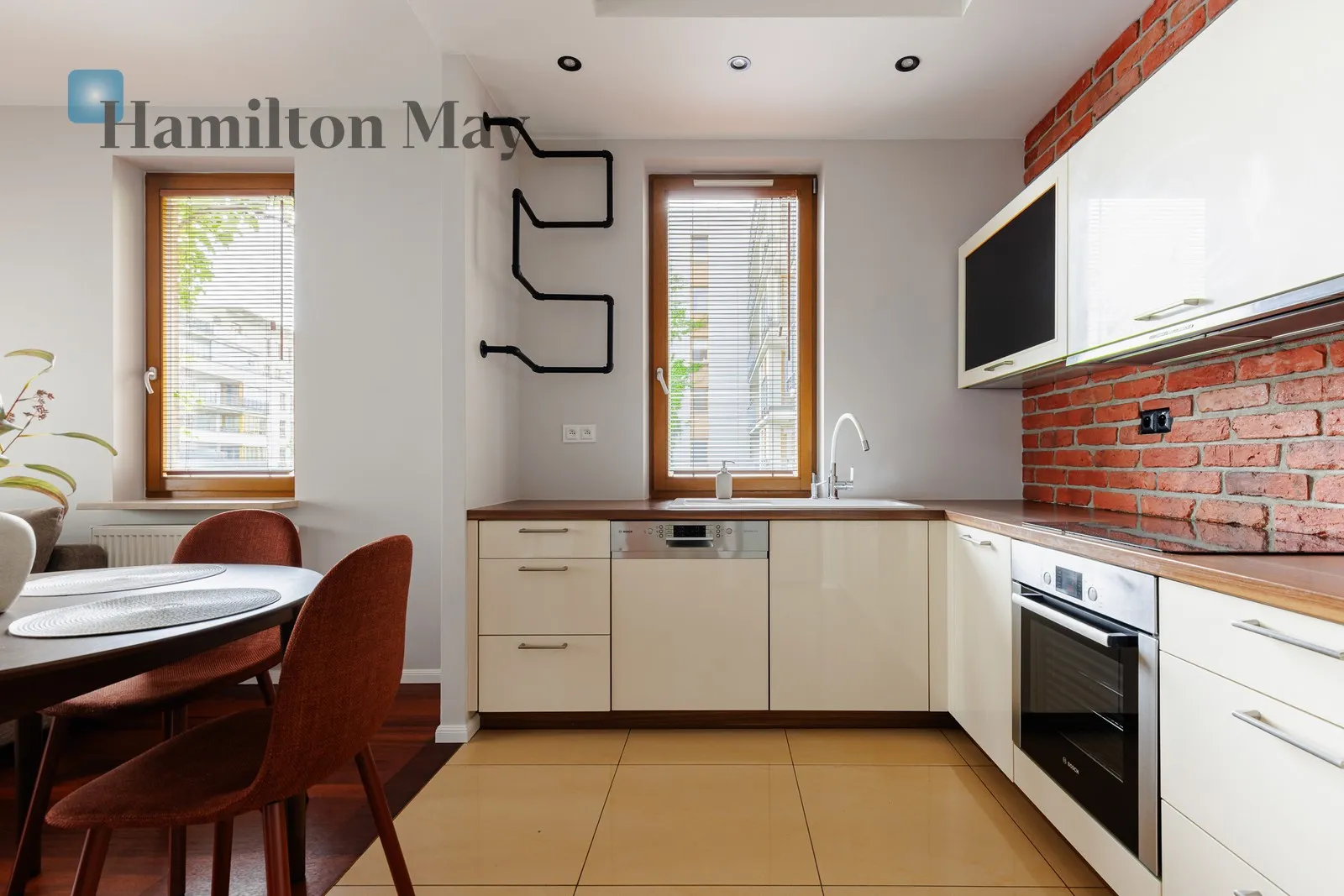 Street: Obrzeżna Region: Mokotów Subregion: Służewiec Distance to centre: 6.64 km Level: 2 Price: 7500 PLN Bedrooms: 2 Bathrooms: 1 - slider