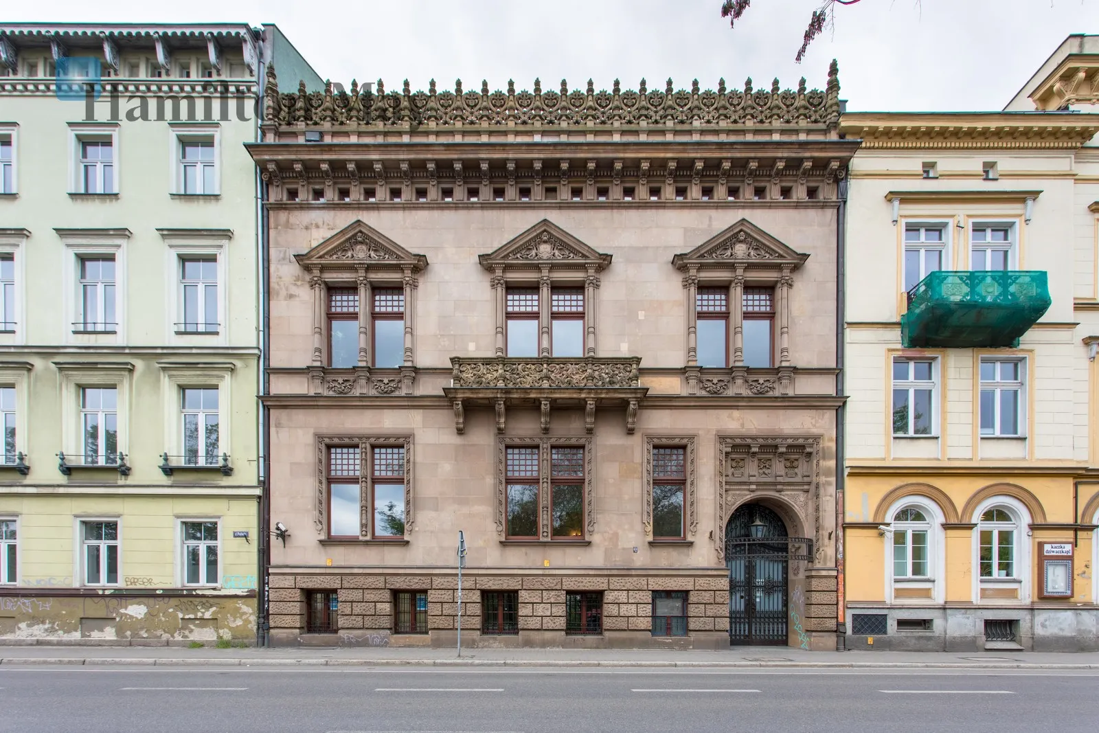 Street: Podwale 63 Region: Stare Miasto Distance to centre: 0.95 km Level: 2 Price: 2900 PLN Bedrooms: null Bathrooms: null Plot size: nullm2 Layout: null - slider