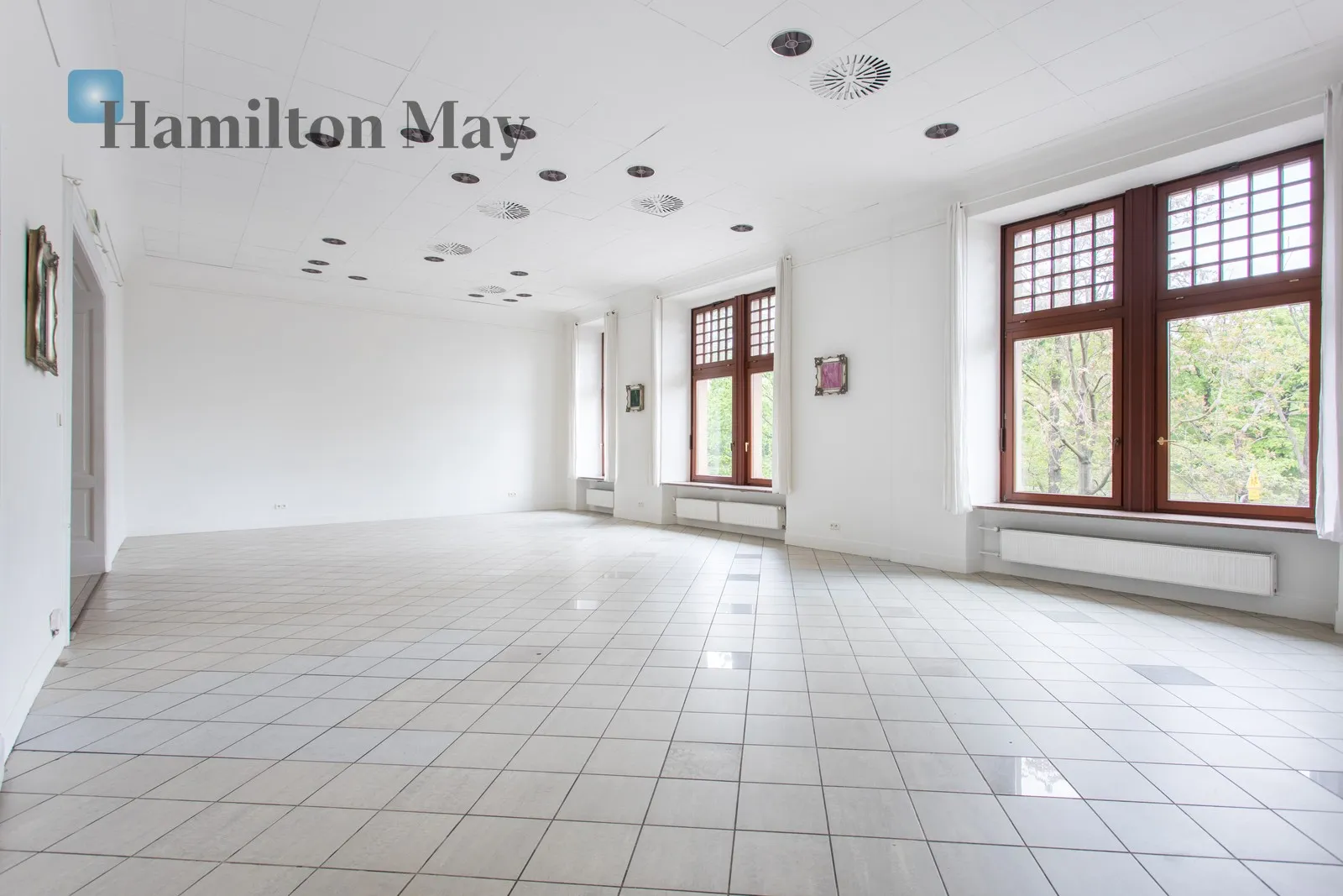 City: Wrocław Street: Podwale 63 Region: Stare Miasto Distance to centre: 0.95 km Level: 2 Price: 2900 PLN Bedrooms: null - slider