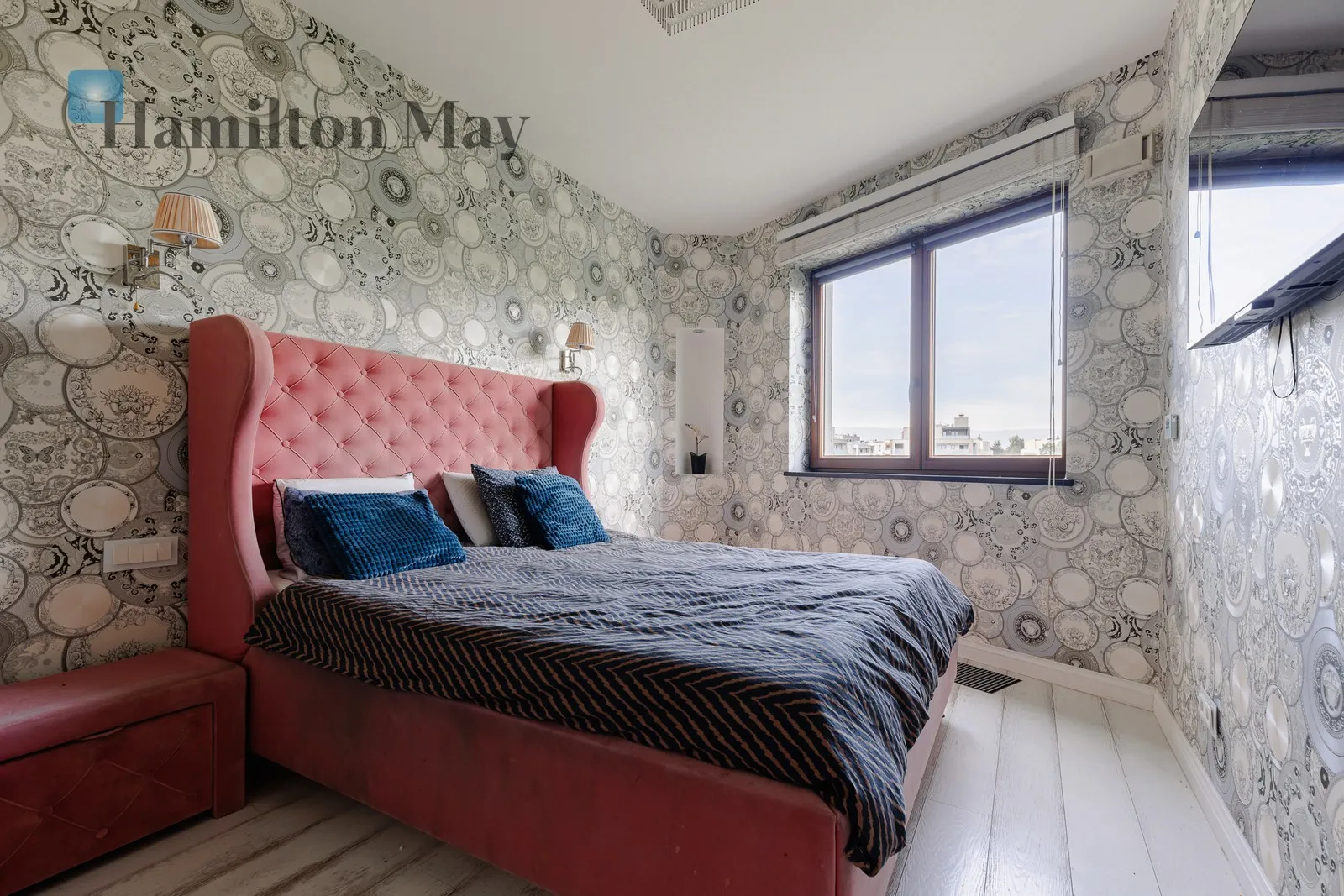 Street: Aleja Rzeczypospolitej Region: Wilanów Subregion: Błonia Wilanowskie Distance to centre: 7.85 km Level: 1 Price: 12500 PLN Bedrooms: 3 Bathrooms: 2 - slider