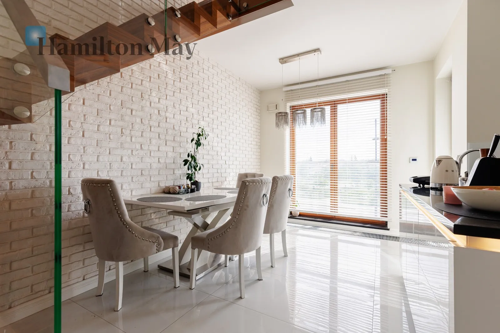 City: Warszawa Street: Aleja Rzeczypospolitej Region: Wilanów Subregion: Błonia Wilanowskie Distance to centre: 7.85 km Level: 1 Price: 12500 PLN Bedrooms: 3 Bathrooms: 2 Size: 130m2 - slider