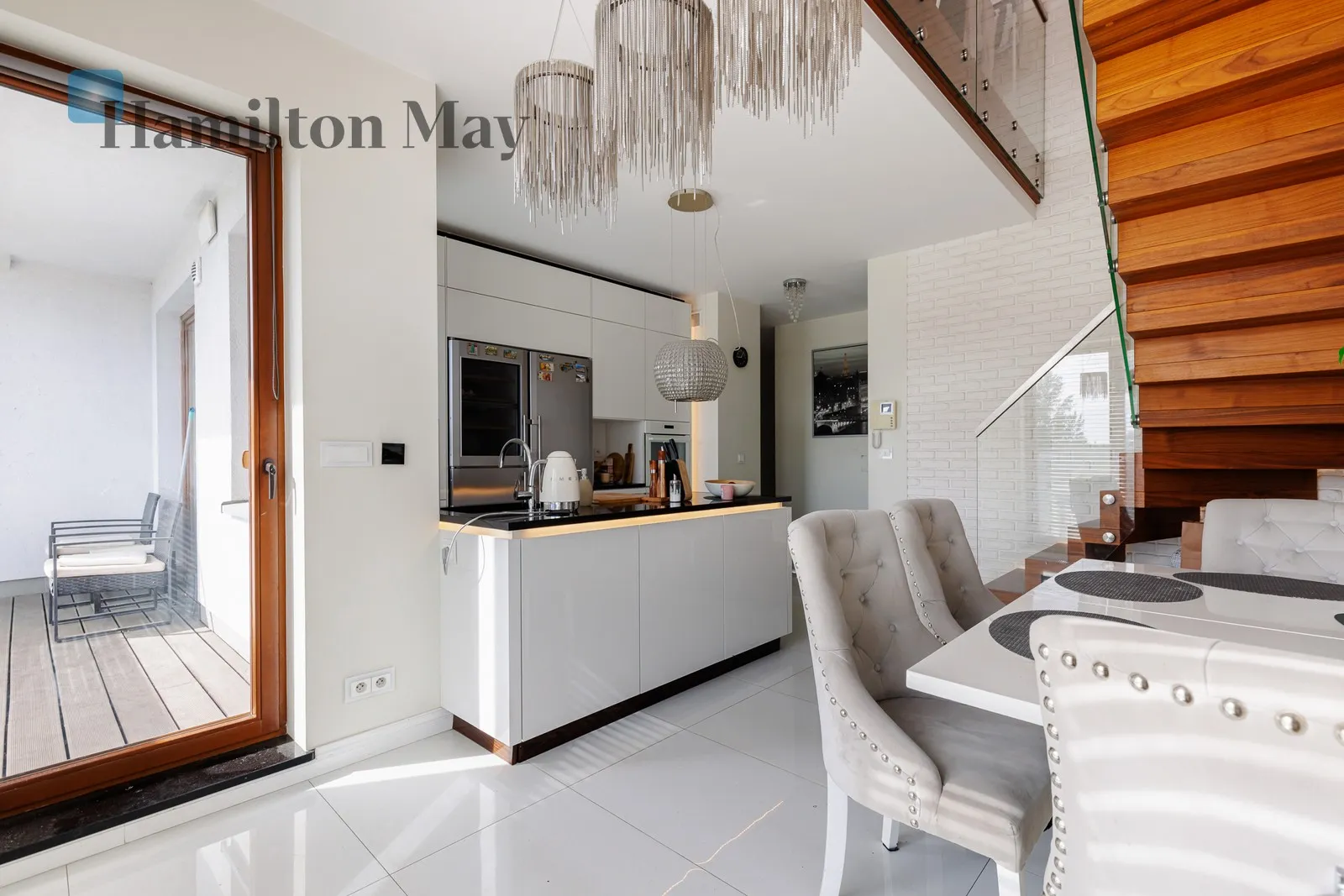 City: Warszawa Street: Aleja Rzeczypospolitej Region: Wilanów Subregion: Błonia Wilanowskie Distance to centre: 7.85 km Level: 1 Price: 12500 PLN Bedrooms: 3 Bathrooms: 2 - slider