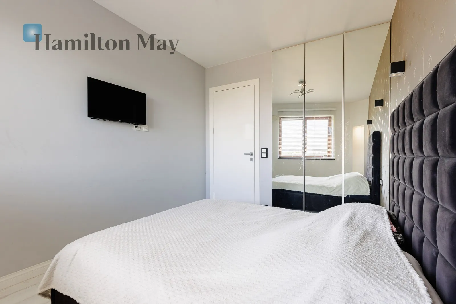 Region: Wilanów Subregion: Błonia Wilanowskie Distance to centre: 7.85 km Level: 1 Price: 12500 PLN Bedrooms: 3 Bathrooms: 2 Size: 130m2 Price/m2: 96 PLN - slider