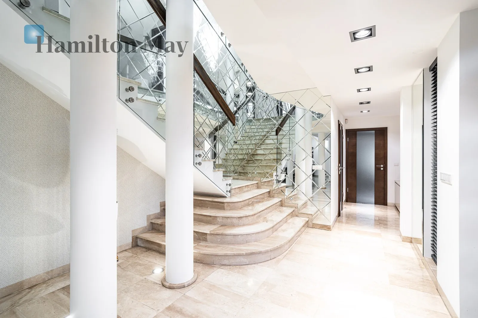 Street: Jana Aleksandra Gorczyna Region: Swoszowice Price: 5200000 PLN Bedrooms: 5 Bathrooms: 3 Plot size: 3400m2 - slider